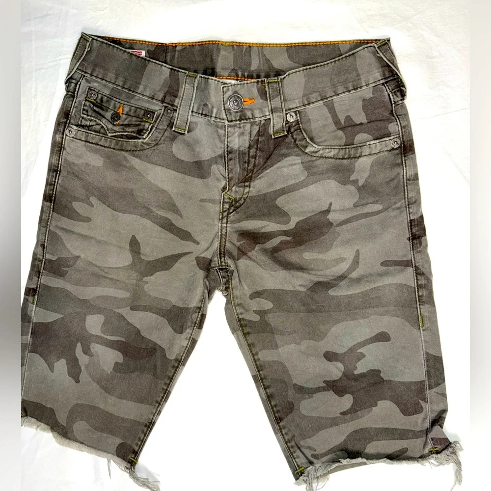 Men’s Vintage True Religion Cut-Off Camo Shorts Size 30